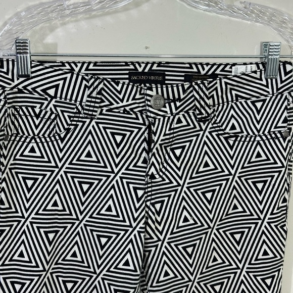 Sacred Virtue sz 9jr pants in an abstract black and white design. Like new. - Picture 2 of 14
